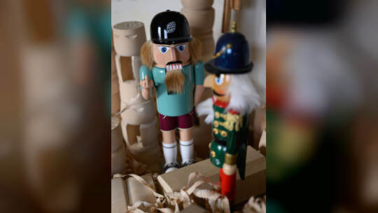 Erzgebirgischer Nussknacker zeigt Billig-Kopie den Finger Erzgebirgischer Nussknacker zeigt Billig-Kopie den Finger