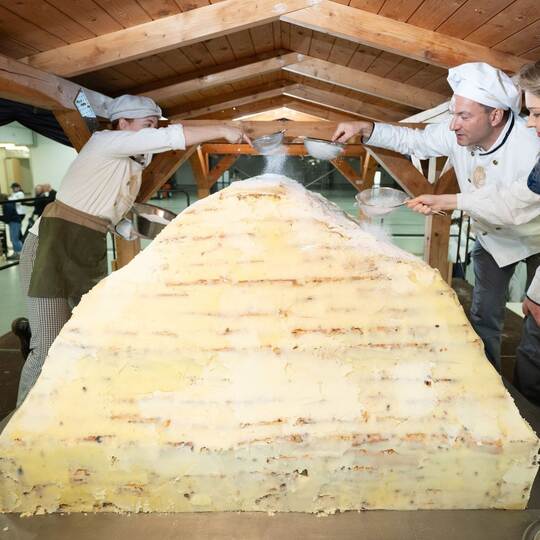 Dresdner Bäcker arbeiten an Riesenstollen für das Stollenfest