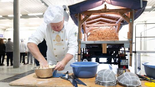 Dresdner Bäcker arbeiten an Riesenstollen für das Stollenfest