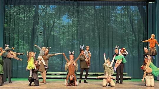 Originelle Requisiten: Die Musik- und Bewegungsgruppe führt Szenen aus Shakespeares „Sommernachtstraum“ auf.