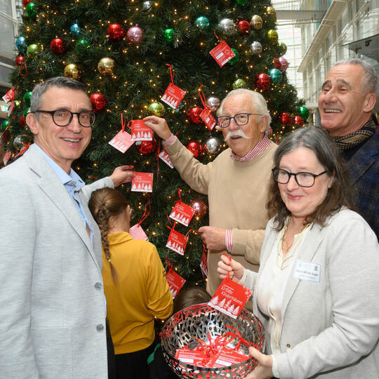 180 Kärtchen mit Wünschen von Kindern: Katja Kreeb (Sozialdezernentin des Enzkreises), der Vorstand der Volksbank pur Ralf Günth