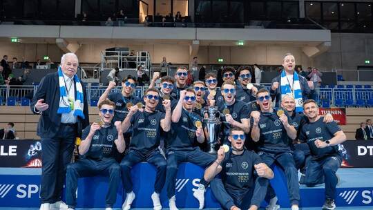 Rekordmeister: Mit blauen Herzbrillen feierten die Turner der KTV Straubenhardt die zehnte deutsche Meisterschaft. Links Ehrenpr