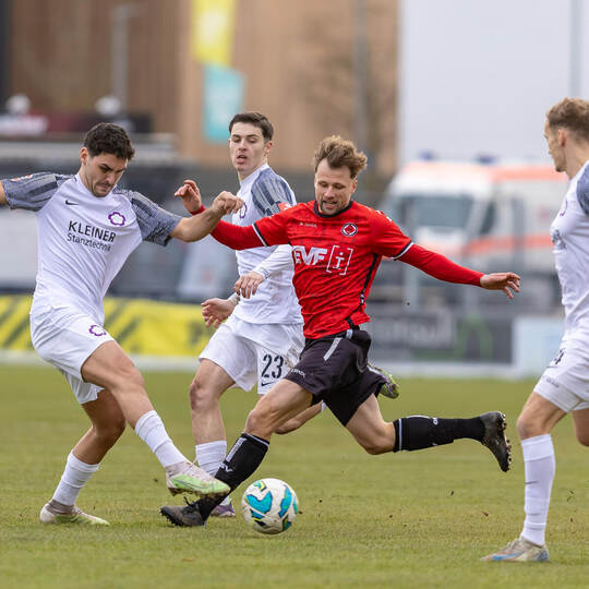 Nöttingens Marco Manduzio (links) im Zweikampf gegen Marcel Schmidts vom Göppinger SV. Im Hintergrund David Zenner.