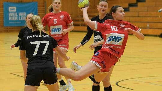 Nicht zu halten waren die TG 88-Handballerinnen um Ajlina Becirovic (rechts) und Noemi Hoefs (hinten) beim 40:20-Heimsieg gegen