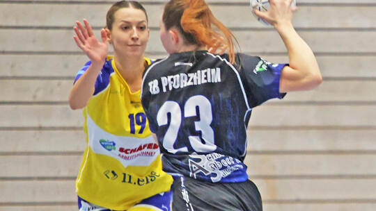 Während die Frauen des TB (Jessica Leymann, rechts) ihr Spiel gewinnen konnten, musste sich die SG Niefern/Mühlacker (Emily Scha