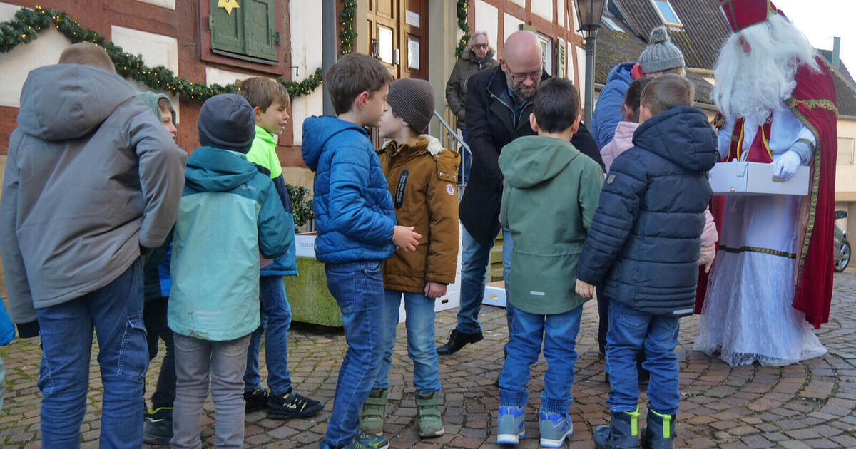 Knittlingen startet mit Liedern, Engeln und Nikolaus in die Adventszeit