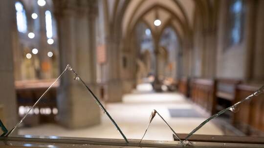 Unbekannte verwüsten Kirche in Stuttgart