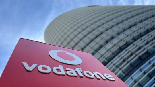 Vodafone-Logo vor Deutschlandzentrale Vodafone-Logo vor Deutschlandzentrale
