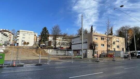 Die Wohnungslosenhilfe Wichernhaus steht verloren am Rand der Brache. Der Abriss des Herrmann-Maas-Hauses hat Spuren hinterlasse