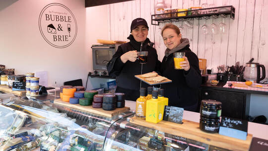 „Bubble & Brie“: Mit ihrem Wagen zum Schlemmen und Verweilen bereichern Regina Ruf (links) und Vanessa Schneider den Turnplatz-W