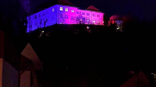 Wie sanft die verschiedenen Farben der Neuenbürger Schlossbeleuchtung ineinander übergehen wurde bereits vorher getestet. Kristi