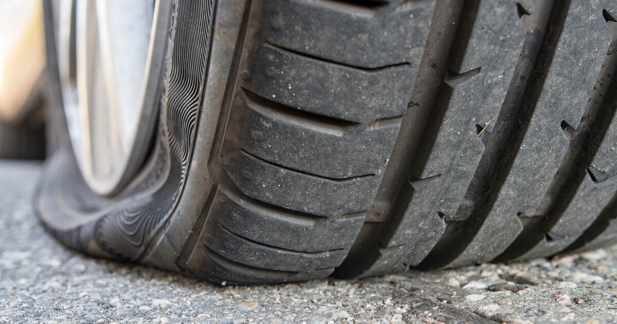 Mitarbeiter saß noch im Wagen: Unbekannter Täter zersticht Reifen ...