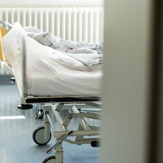 Blick in ein leeres Krankenzimmer in einem Krankenhaus