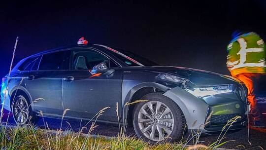 Von Fahrzeug erfasst: Mann stirbt auf Landstraße