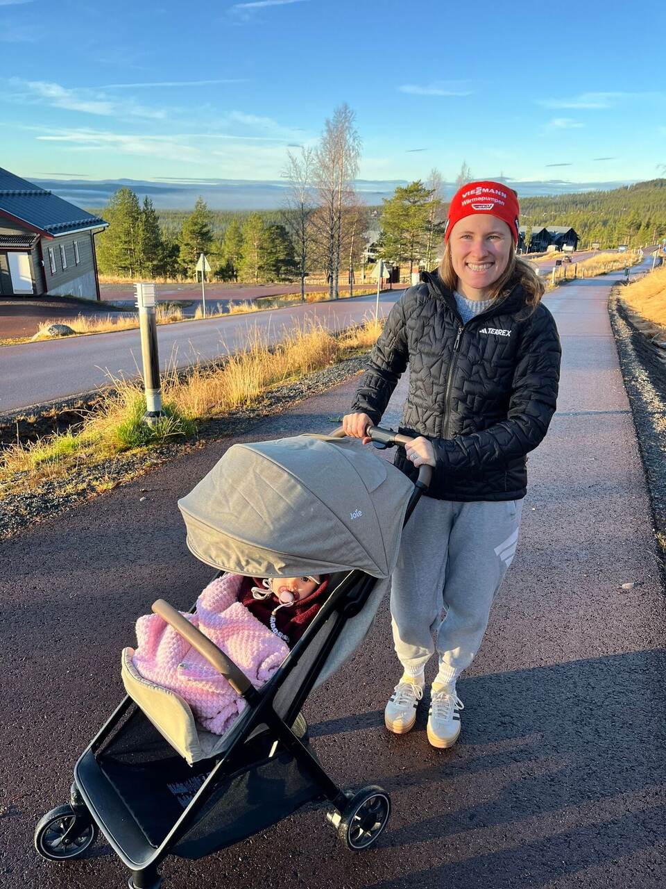 Biathletin Janina Hettich-Walz mit ihrer Tochter Karlotta Biathletin Janina Hettich-Walz mit ihrer Tochter Karlotta