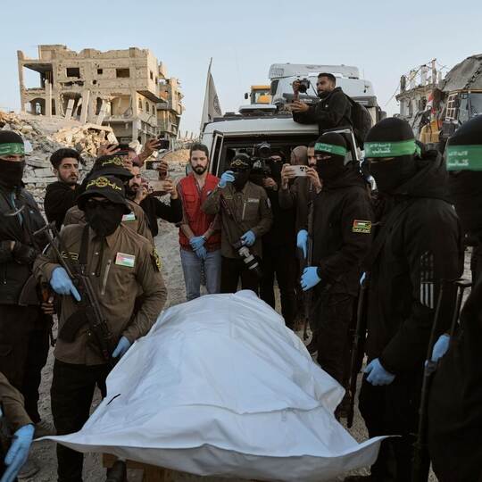 Der Islamische Dschihad und der Hamas übergeben eine Leiche.