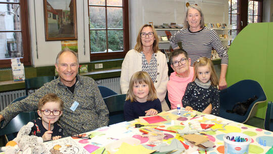 Genießen das Bastel- und Spielangebot in der Mühlacker Stadtbibliothek: Benedikt Schopf, Martin Daub vom Kinderschutzbund Pforzh