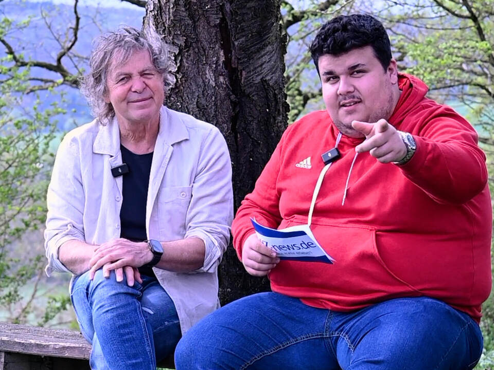 Folge aus dem September: Über der Mühlhausener Enzschleife hat Fools-Garden-Sänger Peter Freudenthaler (links) Spaß beim Beantwo