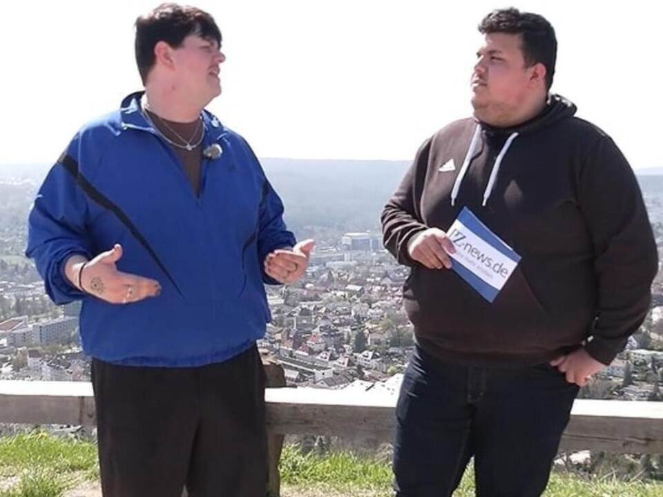 Folge aus dem August: ESC-Teilnehmer 2024 Isaak Guderian (links) ist bei bestem Wetter im Gespräch mit PZ-Redaktionsmitglied Moh