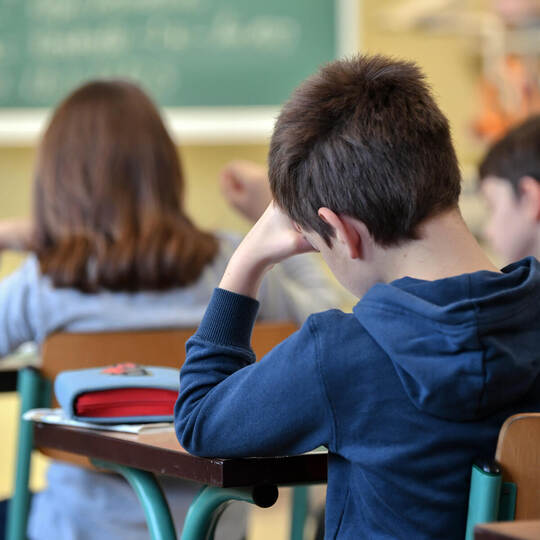 Mehrere Schulkinder im Klassenzimmer