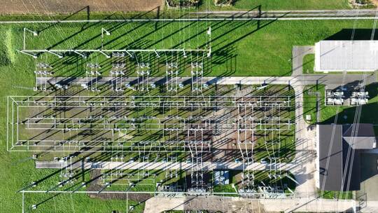 Aus der Luft erkennt man, dass die Anordnung der einzelnen Anlagenteile oft geometrischen Formen folgt. (Foto: Martin Lauinger,