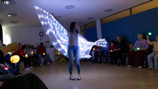 Stella Zeh, Leiterin des Tanzprojekts und Erzieherin an der Anna-Bertha-Königsegg-Schule, verzaubert Kinder und Senioren mit dem MiN Weihnachten Walter-Geiger-Haus