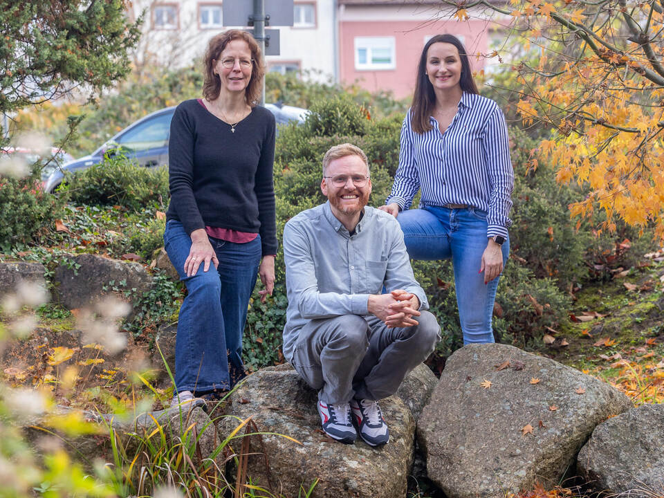 Teresa Neuhaus, Fachbereichsleiterin Soziale Dienste bei der Caritas, Jan Westermann, Leiter des Walter-Geiger-Hauses, und Stell MiN Weihnachten Walter-Geiger-Haus