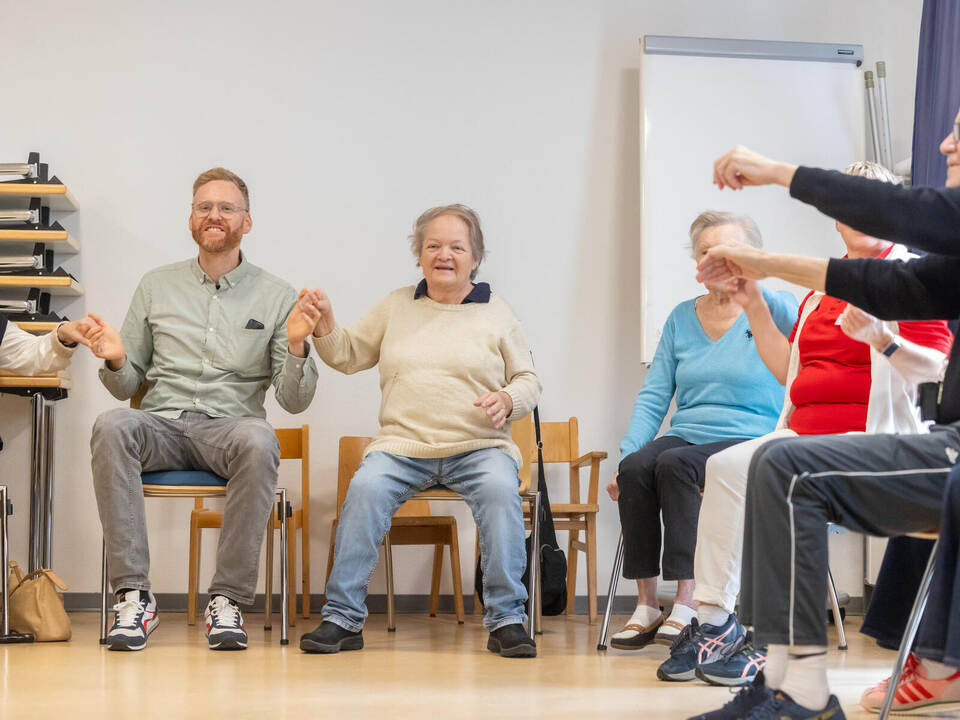 Jan Westermann (links) begleitet seine Senioren gerne zum Projekt. MiN Weihnachten Walter-Geiger-Haus