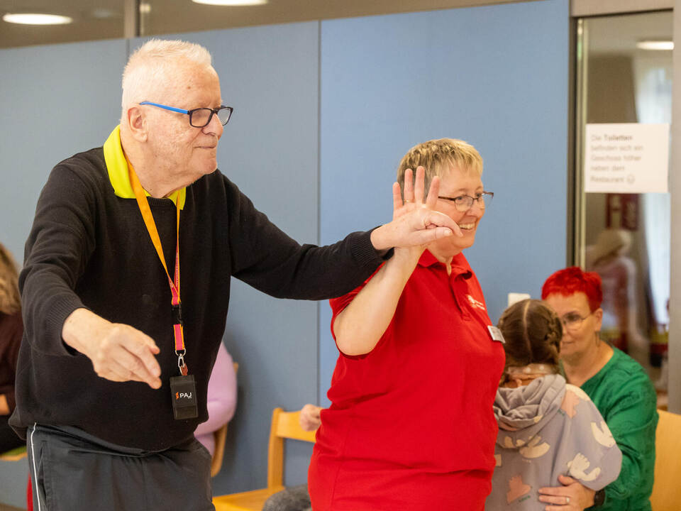 Ein Tänzchen in Ehren – Norbert L. (Name geändert) wagt ein Tänzchen mit der Pflegerin. MiN Weihnachten Walter-Geiger-Haus