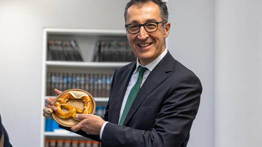 Am Redaktionstisch wartet eine Butterbrezel auf Cem Özdemir – der freut sich sichtlich. Interview Cem Özdemir Redaktion