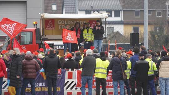 Auf dem Parkplatz von Mahle hat die IG Metall am Rande der Betriebsversammlung eine Kundgebung abgehalten. Dieses Foto entstand