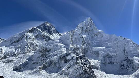 Achtung, optische Täuschung: Der Lhotse (8516 Meter, rechts) ist deutlich kleiner als der Mount Everest (8848 Meter, links hinte