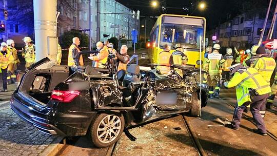 Stadtbahn entgleist nach Unfall in Stuttgart Stadtbahn entgleist nach Unfall in Stuttgart