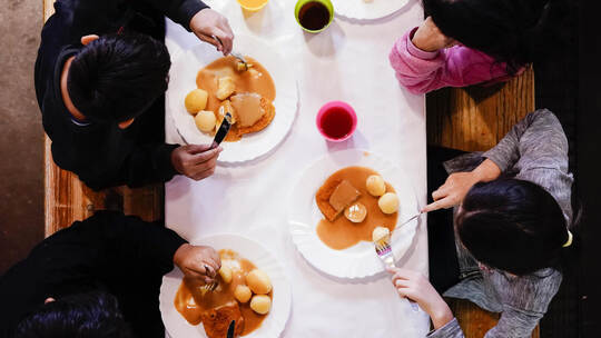 Die Vesperkirche bietet auch jungen Menschen Gemeinsamkeit. Manche Kommunen haben für junge Menschen ein eigenes Angebot. In Pfo Kindervesperkirche