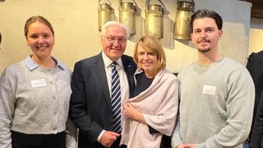 Bundespräsidenten Frank-Walter Steinmeier und seine Frau Elke Büdenbänder lassen sich mit den beiden Schülern fotografieren. Car