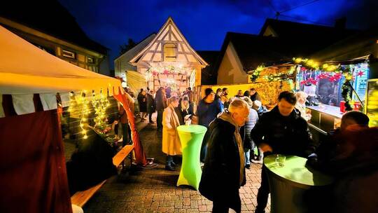 Mit Dämmerung und Dunkelheit wurde der Weihnachtsmarkt in Neuhausen immer atmosphärischer. Die 28. Auflage war eine Besondere. D