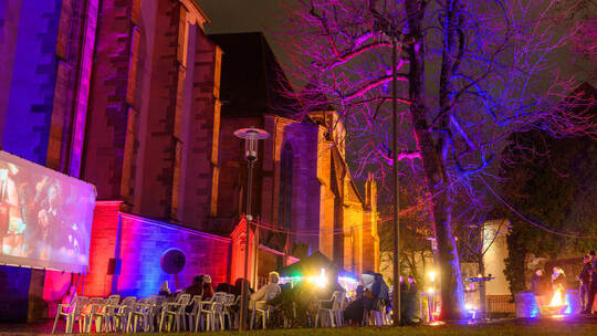 Mit Sitzkissen und kuscheligen Decken lässt es sich aushalten beim Winter-Kino unter freiem Himmel im Schlosspark. Sommer
