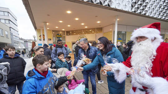 Der Nikolaus (Michael Maresch), Annkathrin Wulff und Jörg Augenstein verteilen 200 Dambedeis auf dem Weihnachtsmarkt