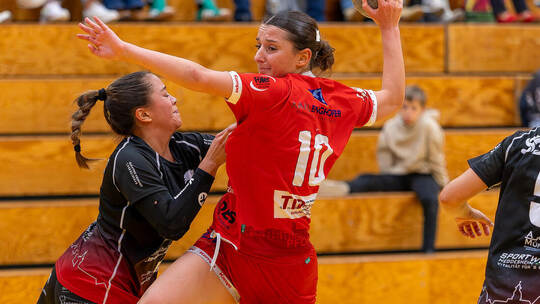 Nicht zu stoppen: Die TG 88 mit Ajlina Becirovic (beim Wurf) hat den zehnten Sieg in Folge gefeiert. Hier eine Szene aus dem Spi