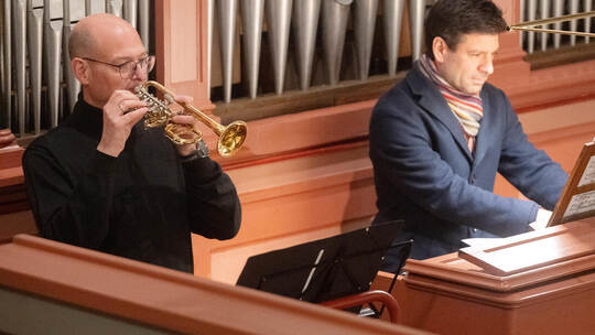 Bestens aufeinander eingespielt: Trompeter Marc Bühler und der Organist Timo Handschuh. fotomoment