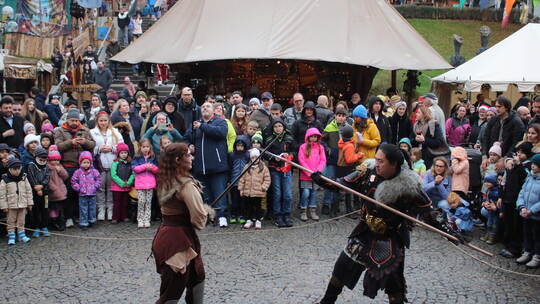 Echte Waffen, aber stumpf und gespielt: Traditionelle chinesische und europäische Kampfkunst zeigten Chiara Cedimile und Zheng T