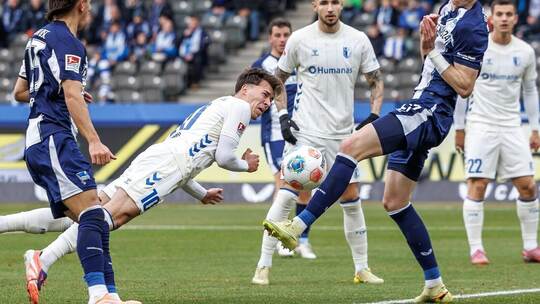 Der ehemalige Spieler des FC Nöttingen, Niklas Kolbe (Foto rechts), versucht einen Kopfball des Magdeburgers Noah Pesch (Zweiter Hertha BSC - 1. FC Magdeburg