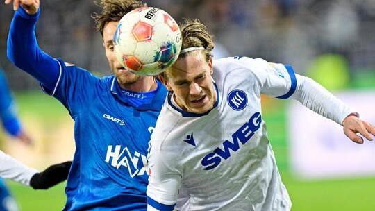 KSC-Spieler David Herold (rechts) versucht sich hier im Zweikampf gegen den Pforzheimer Matthias Bader vom SV Darmstadt 98 durch Darmstadt 98 - Karlsruher SC