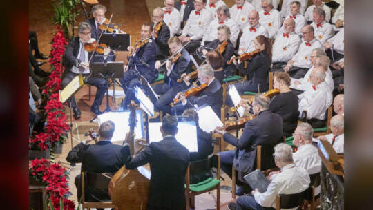 In der Stadtkirche: Benefiz-Weihnachtskonzert zugunsten "Menschen in Not" Ungerer Werkchor, Südwestdeutsches Kammerorchester (Le
