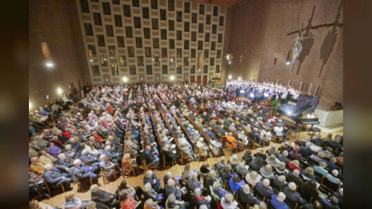 In der Stadtkirche: Benefiz-Weihnachtskonzert zugunsten "Menschen in Not" Ungerer Werkchor, Südwestdeutsches Kammerorchester (Le