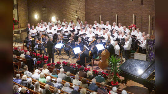 In der Stadtkirche: Benefiz-Weihnachtskonzert zugunsten "Menschen in Not" Ungerer Werkchor, Südwestdeutsches Kammerorchester (Le