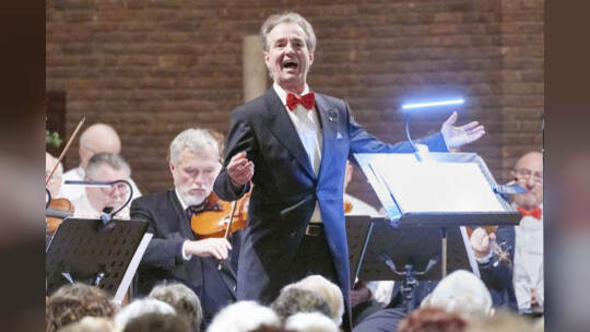 In der Stadtkirche: Benefiz-Weihnachtskonzert zugunsten "Menschen in Not" Ungerer Werkchor, Südwestdeutsches Kammerorchester (Le