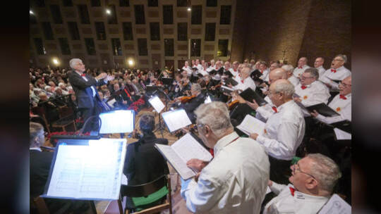 In der Stadtkirche: Benefiz-Weihnachtskonzert zugunsten "Menschen in Not" Ungerer Werkchor, Südwestdeutsches Kammerorchester (Le