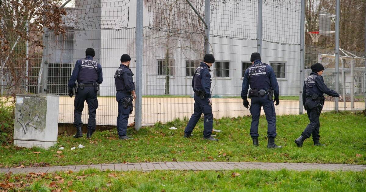 Schüsse auf Spielplatz: Polizei durchsucht zwei Gebäude