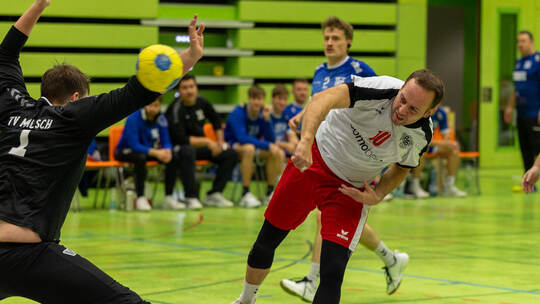 Nicht zu stoppen: Johannes Roming (rechts) und die TGS. Foto: Ralf Becker